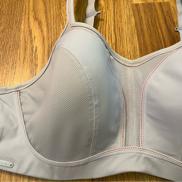 Chantelle Light Gray High Impact bra. - Picture 4 of 13